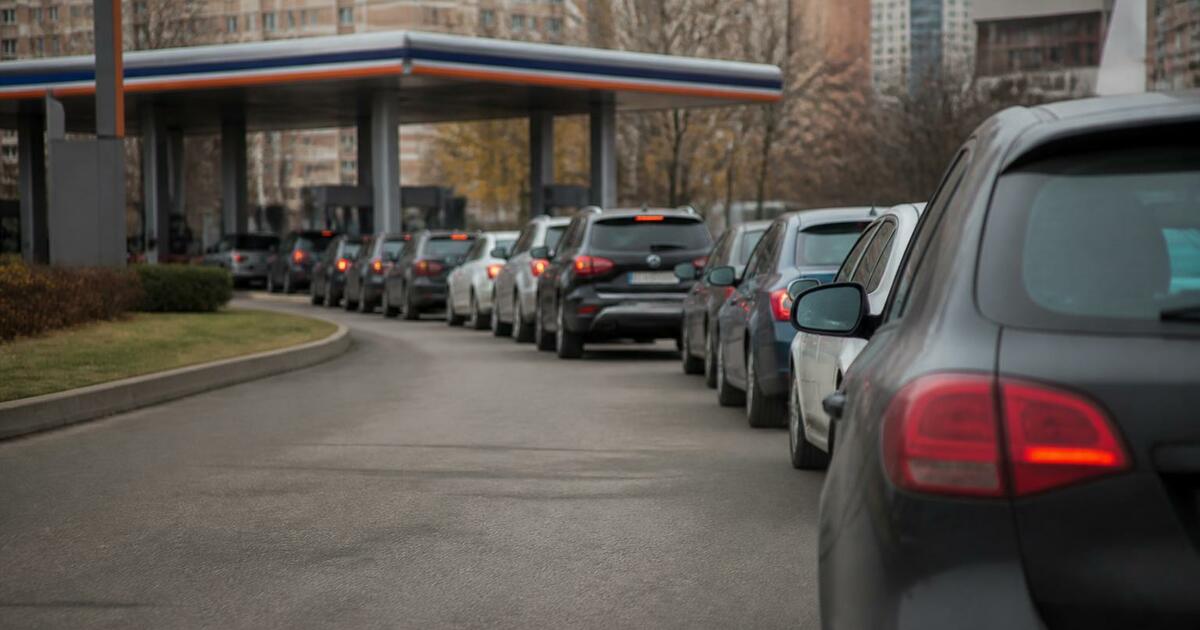 В Нижнем Новгороде сохраняются очереди к АЗС на Комсомольской Очереди на АЗС на Комсомольской площади в Нижне...