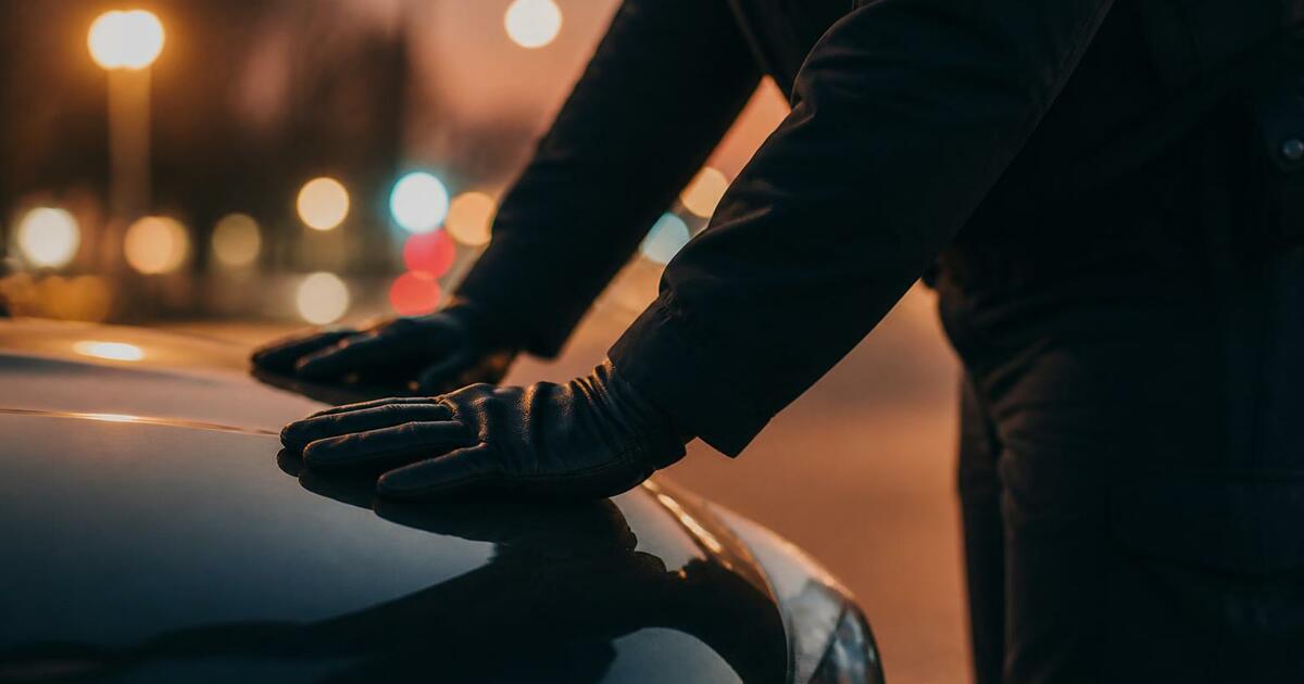 BMW едва не сбил толпу и полицейского на Стрелке в Нижнем Новгороде Вечером 18 июля на Стрелке в Нижнем Новгороде в...