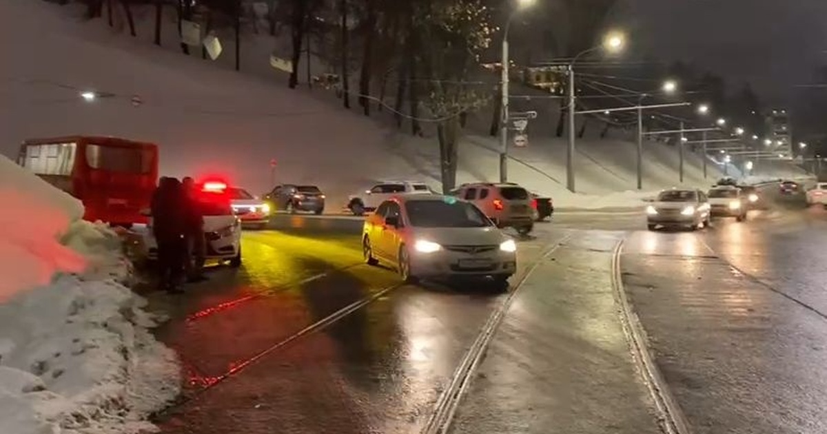 Авария с участием легкового автомобиля и пассаж...