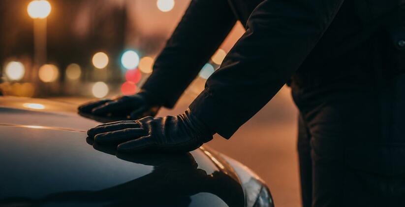 BMW едва не сбил толпу и полицейского на Стрелке в Нижнем Новгороде Вечером 18 июля на Стрелке в Нижнем Новгороде в...